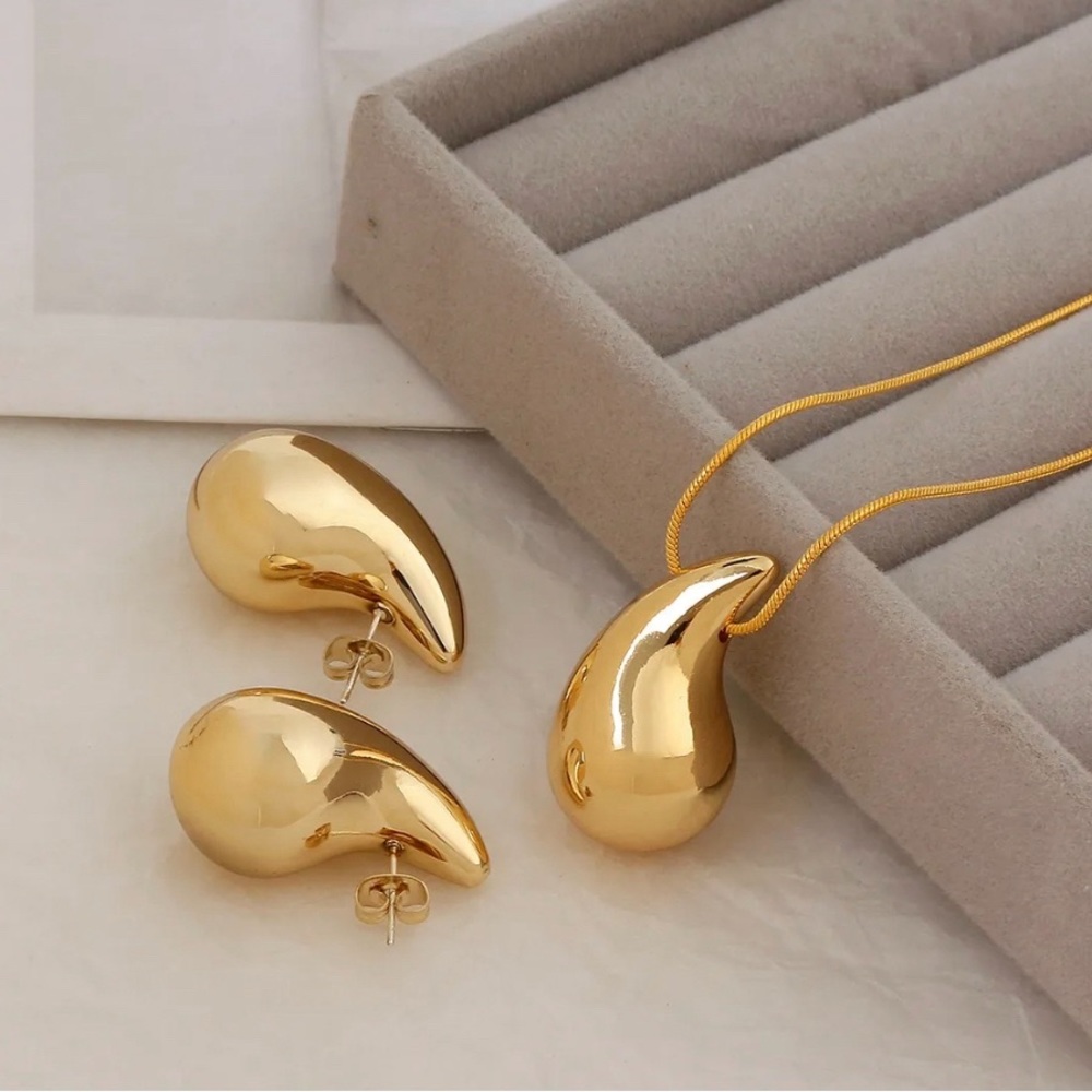 Gold plated tear drop fashion necklace. Necklace - Picture 2 of 2